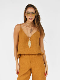 Top con tirantes y espalda "V" en lino