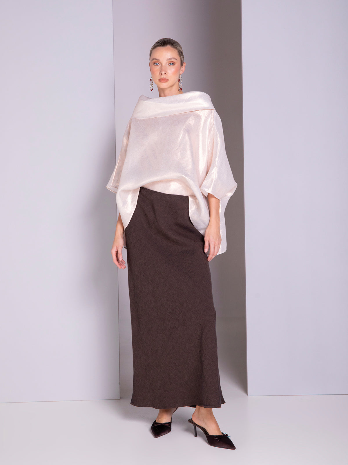 Blusa con cuello barco en lino metálico