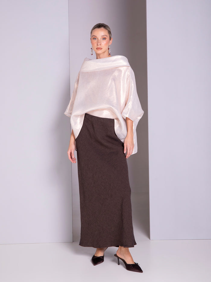 Blusa con cuello barco en lino metálico