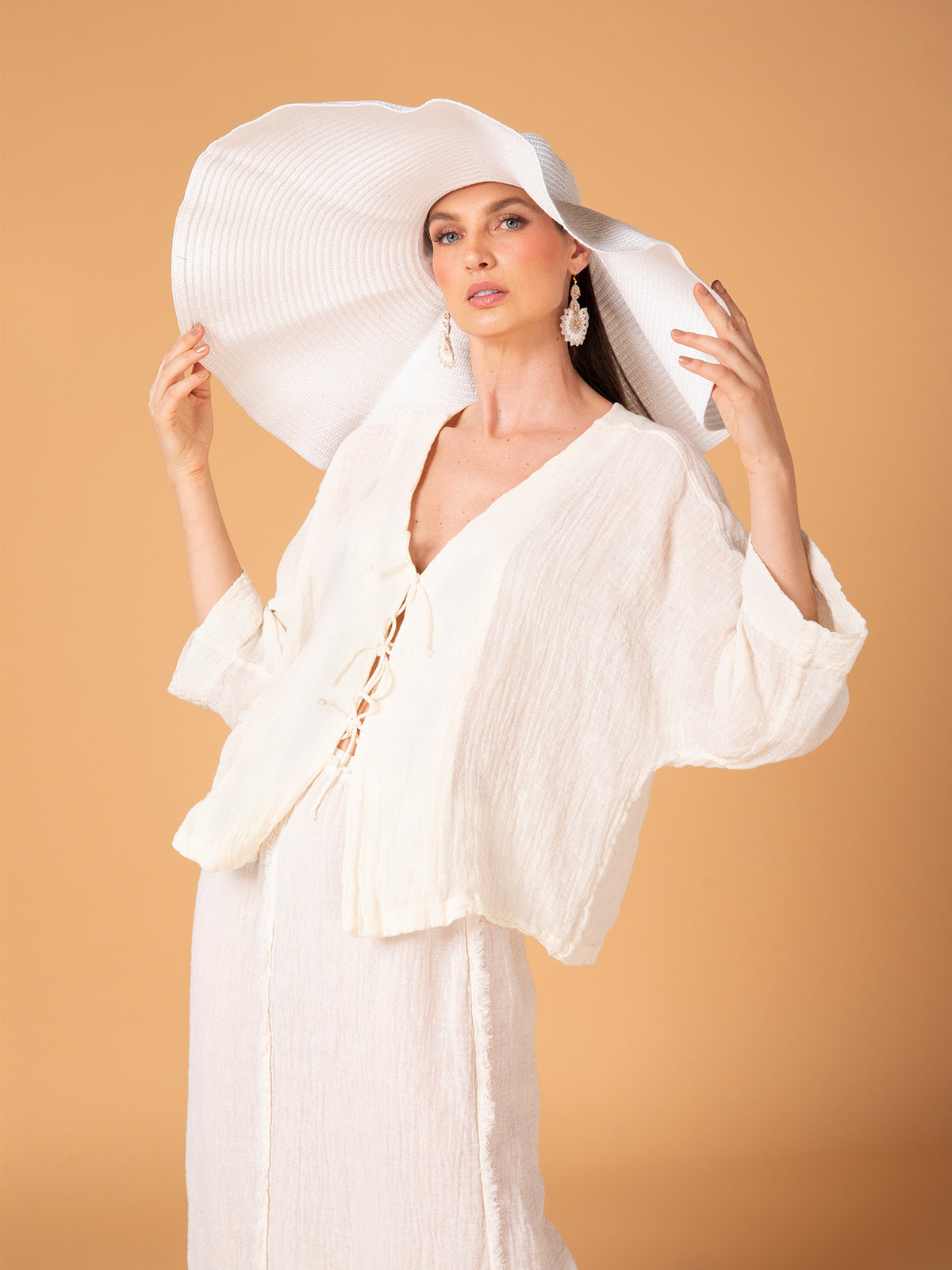 Blusa con tres jaretas en lino corrugado