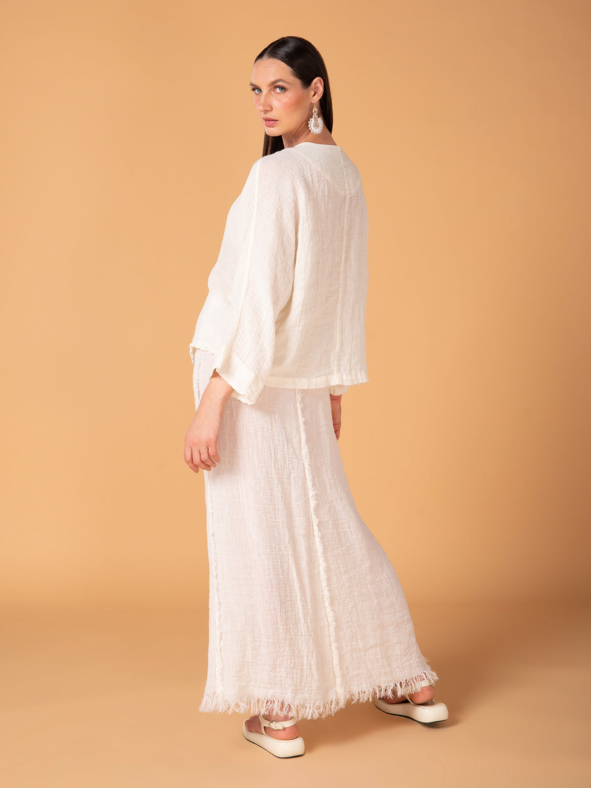 Blusa con tres jaretas en lino corrugado