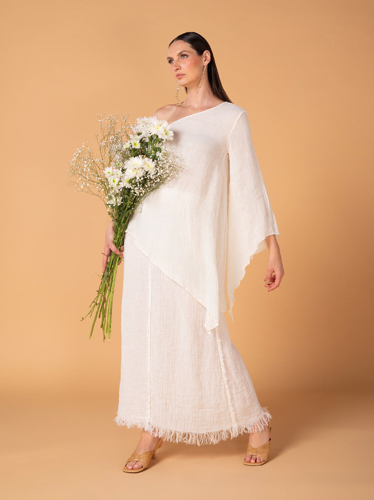 Blusa de un solo hombro en lino corrugado