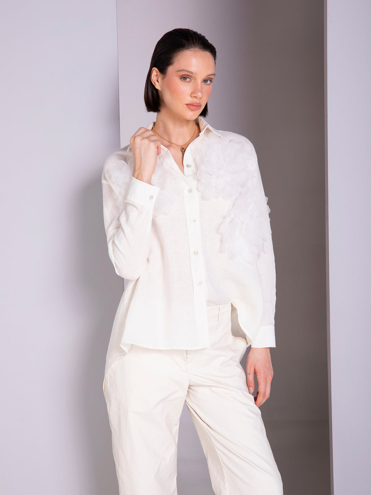 Blusa camisera con aplicaciones de flores en lino