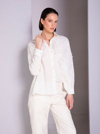 Blusa camisera con aplicaciones de flores en lino