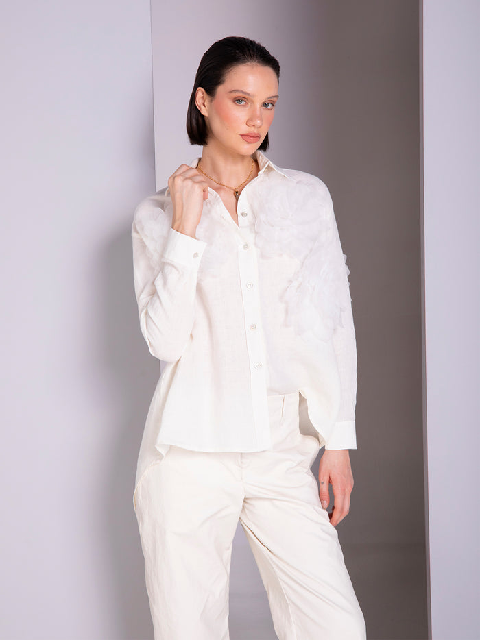 Blusa camisera con aplicaciones de flores en lino