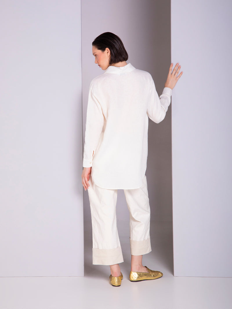 Blusa camisera con aplicaciones de flores en lino