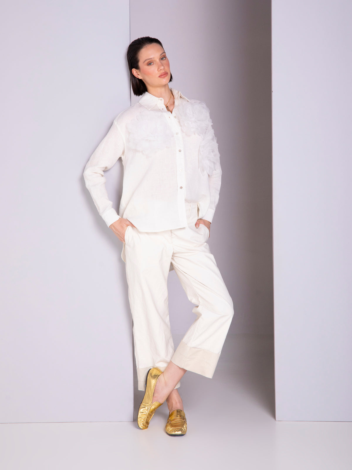 Blusa camisera con aplicaciones de flores en lino