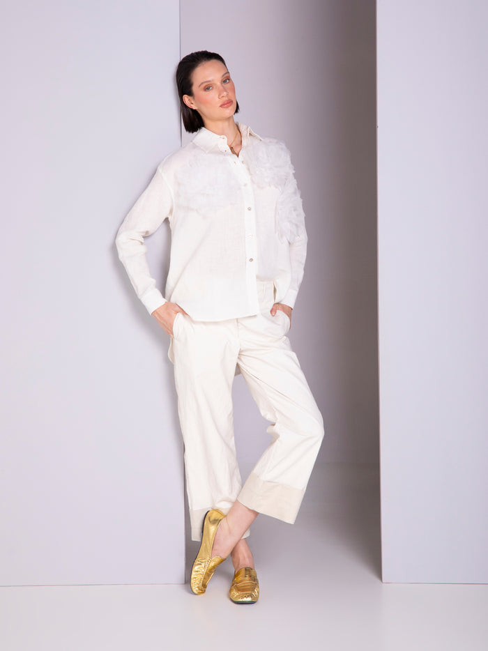 Blusa camisera con aplicaciones de flores en lino