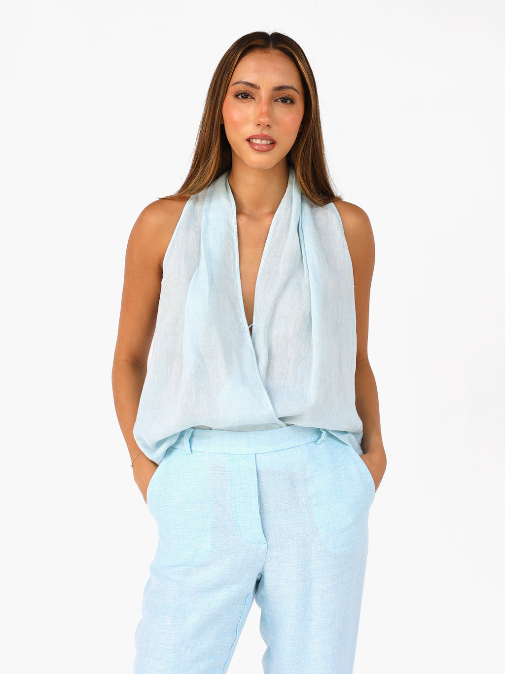 Blusa halter con pliegues y cruce en lino