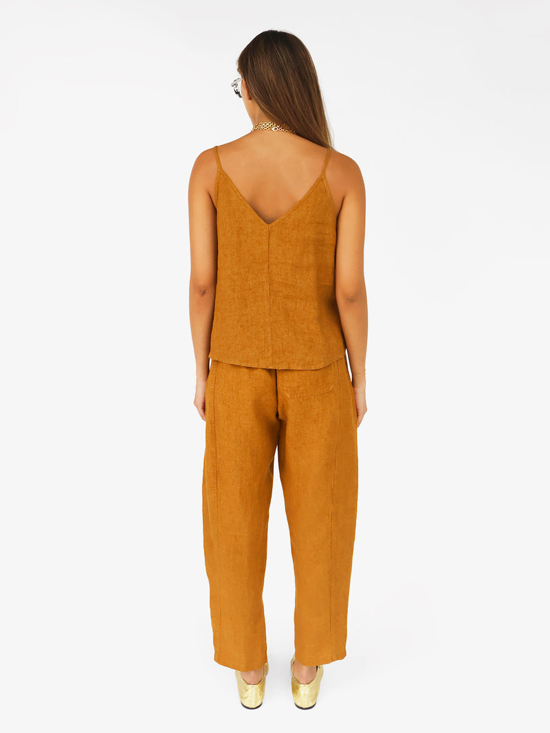 Top con tirantes y espalda "V" en lino