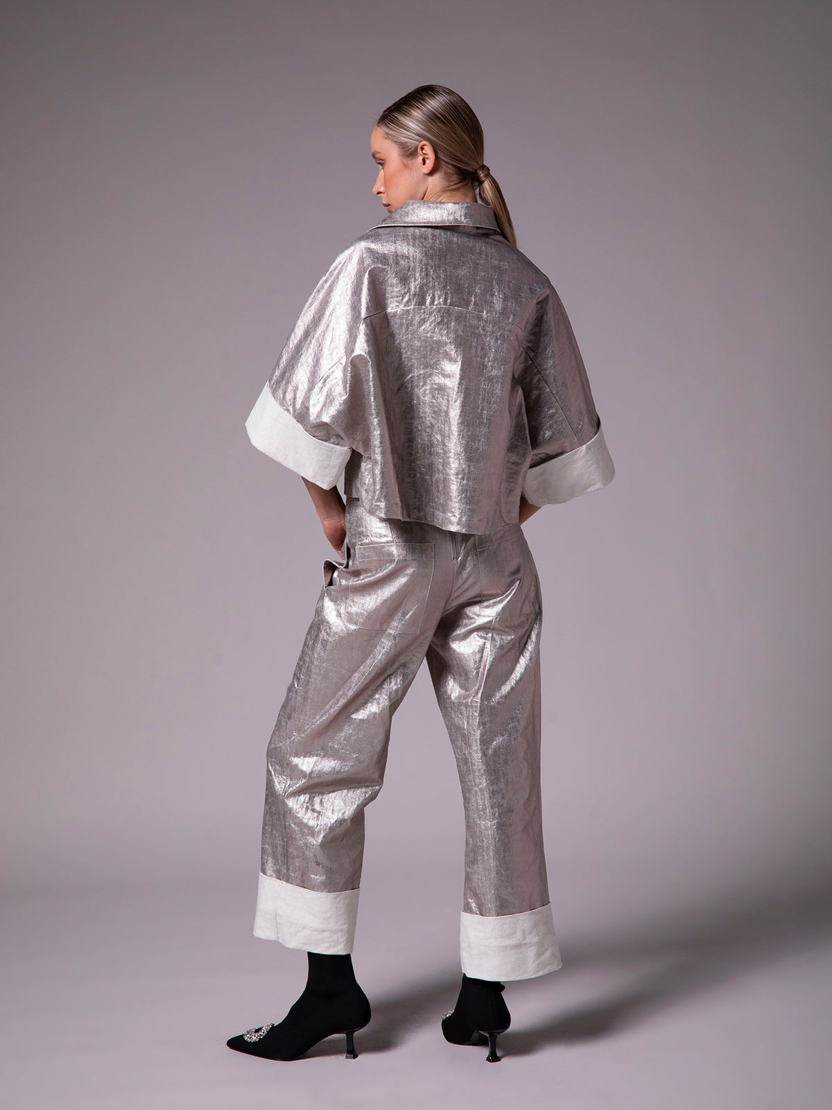 Blusa camisera con cortes en lino metálico