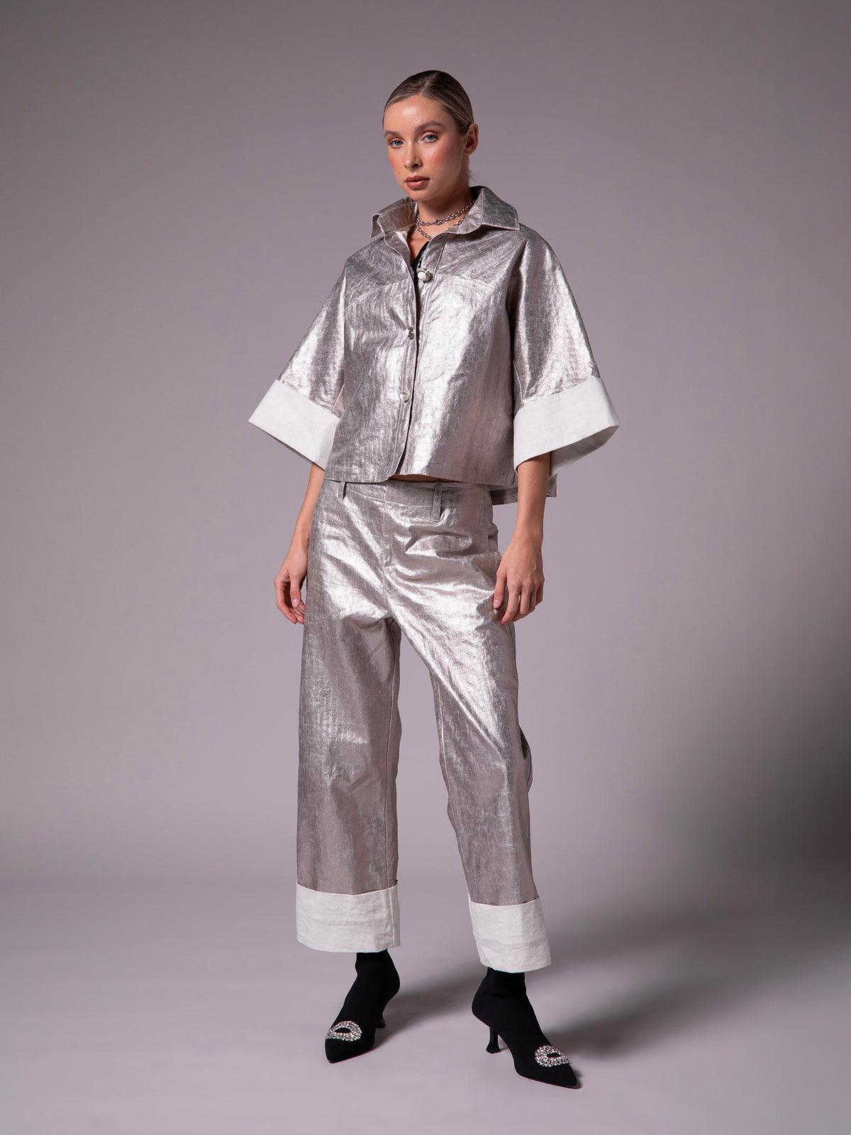 Blusa camisera con cortes en lino metálico