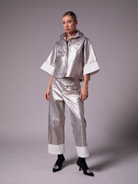 Blusa camisera con cortes en lino metálico