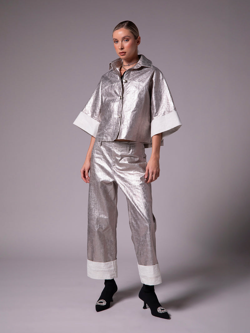 Blusa camisera con cortes en lino metálico