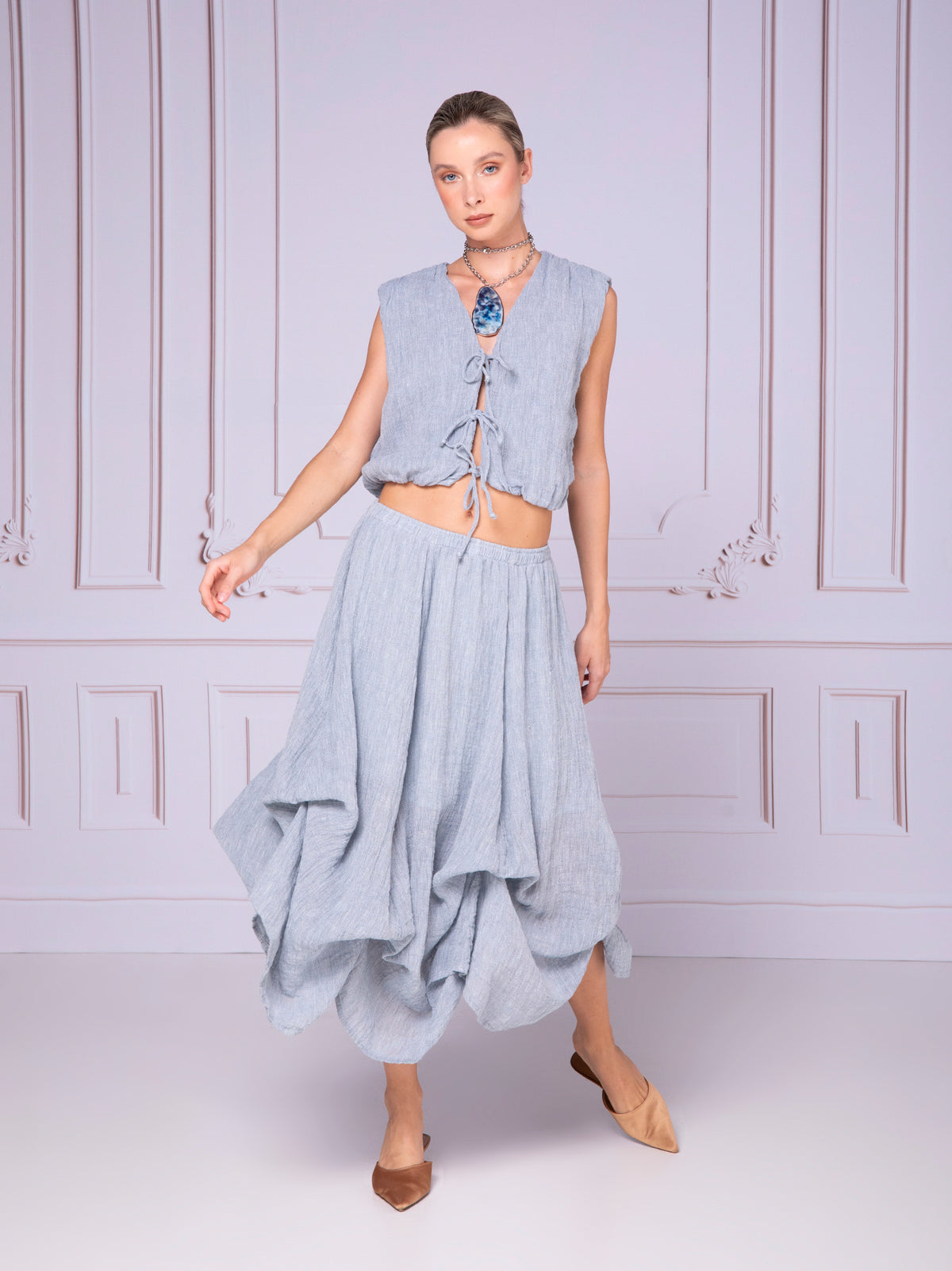 Blusa corta con jaretas en lino