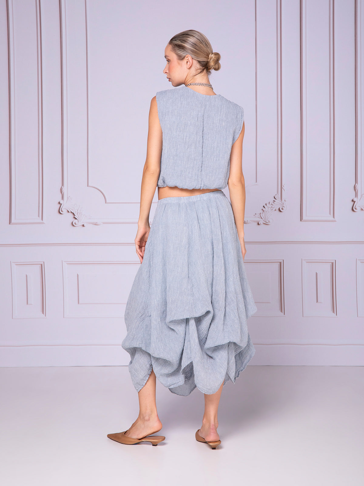 Blusa corta con jaretas en lino