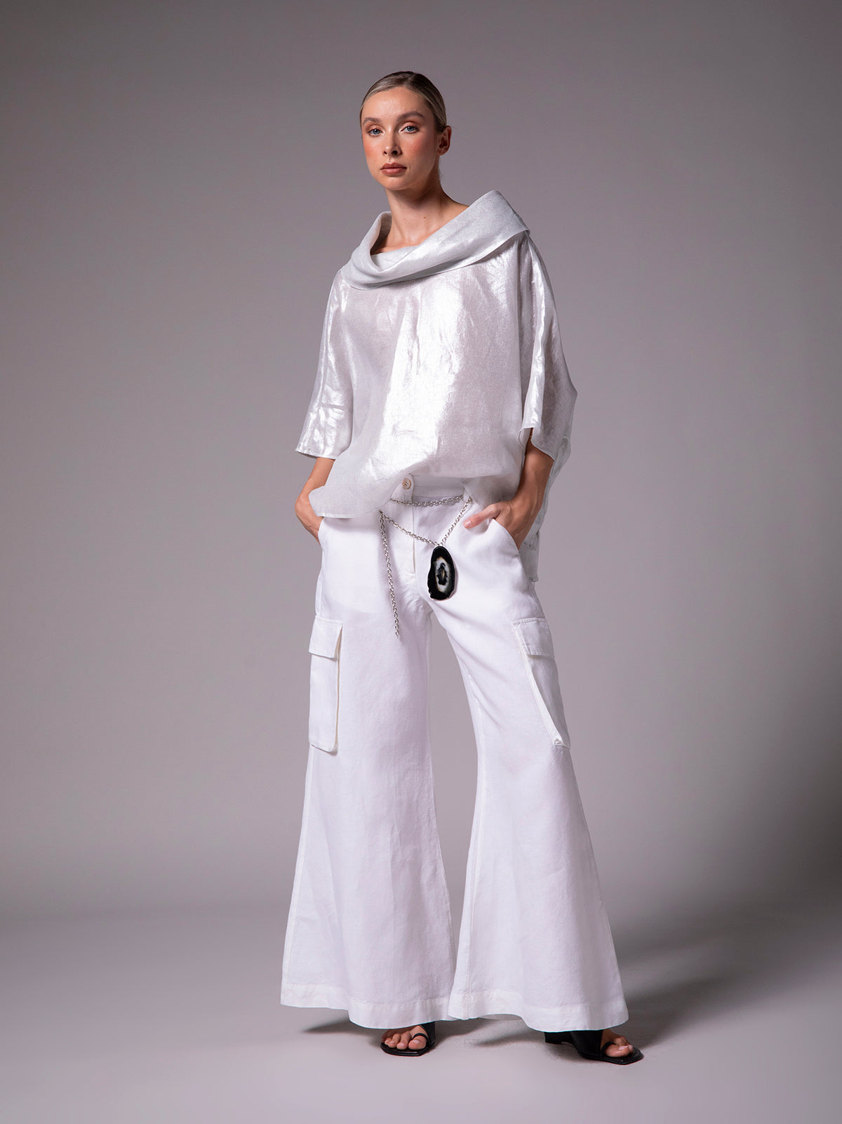 Blusa con cuello barco en lino metálico