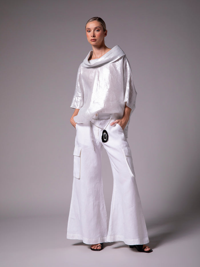 Blusa con cuello barco en lino metálico