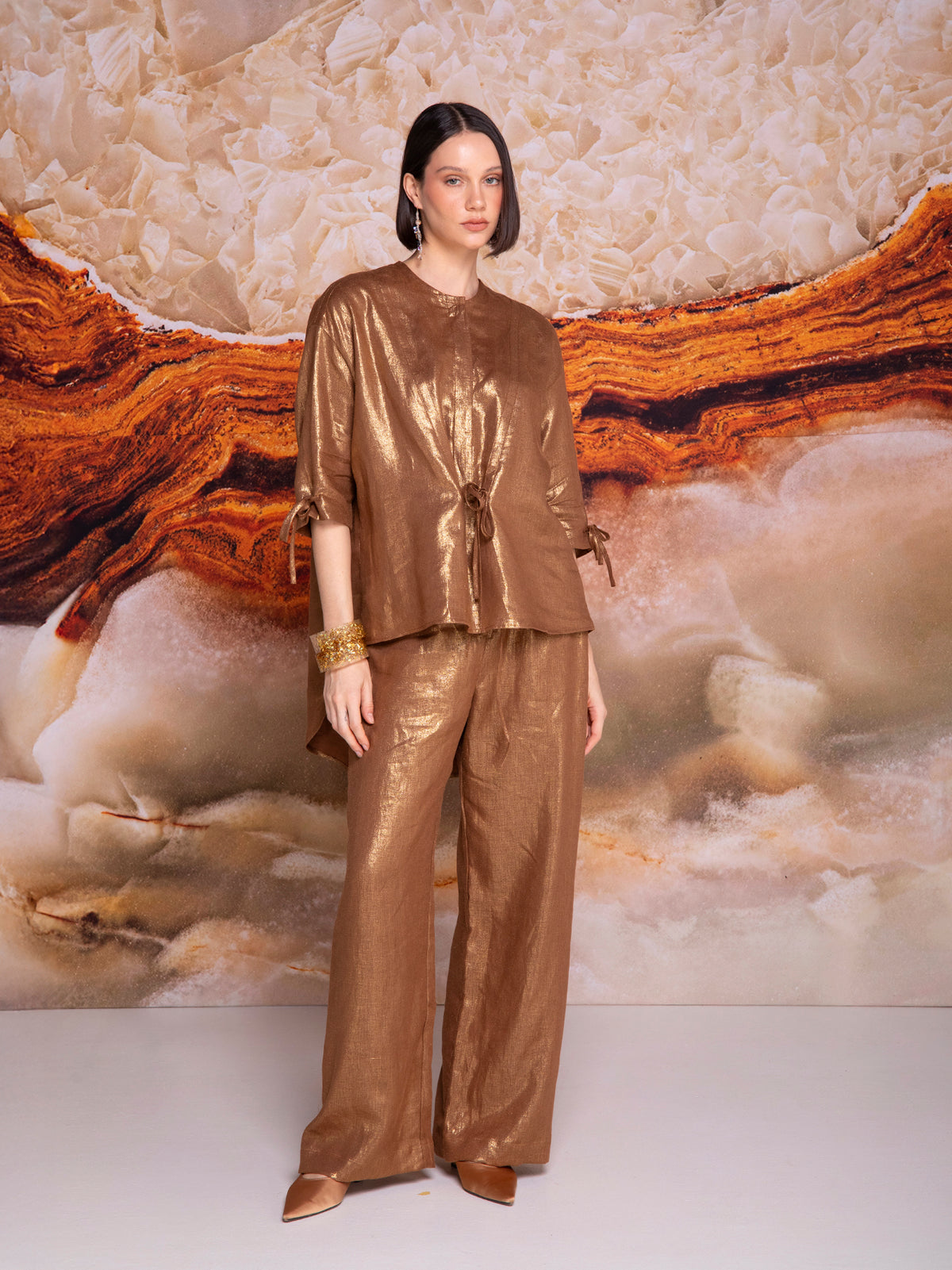 Blusa con vista delantera y alforza en espalda en lino