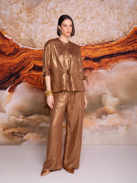 Blusa con vista delantera y alforza en espalda en lino