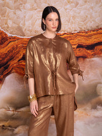 Blusa con vista delantera y alforza en espalda en lino