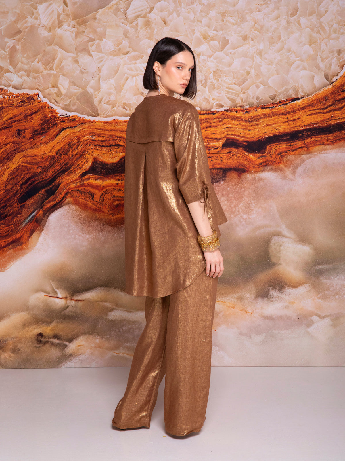 Blusa con vista delantera y alforza en espalda en lino