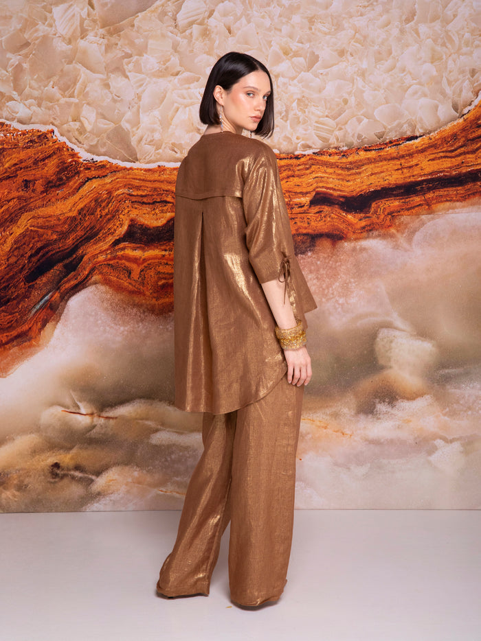 Blusa con vista delantera y alforza en espalda en lino