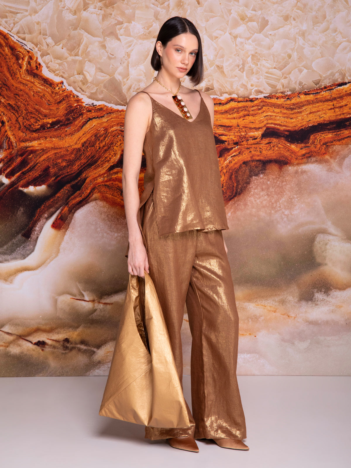 Blusa de tirantes con jareta en espalda en lino tornasol