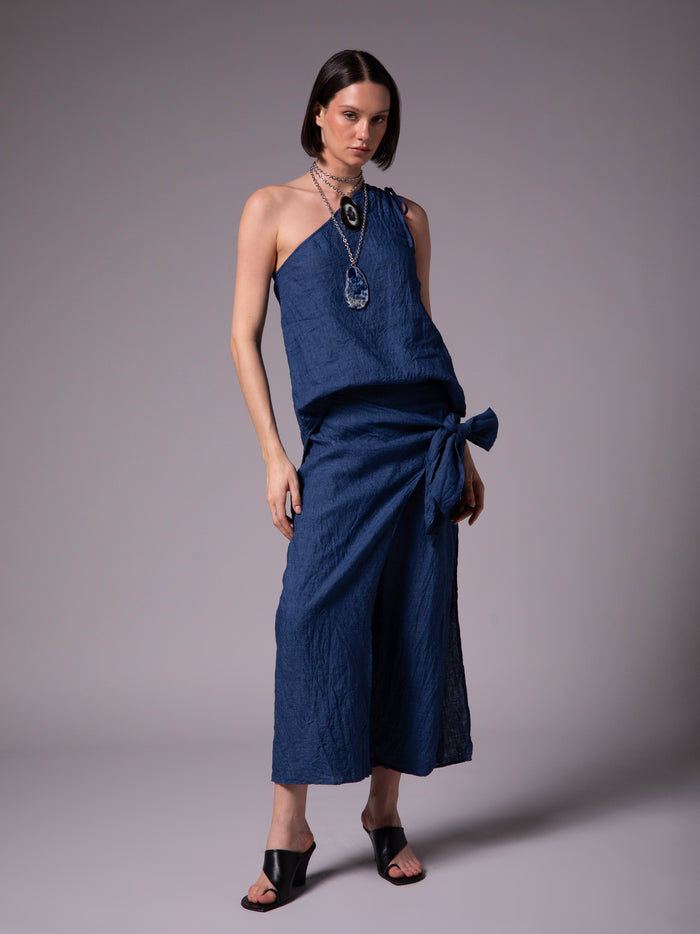 Blusa de un solo hombro con jaretas en lino crinkelado