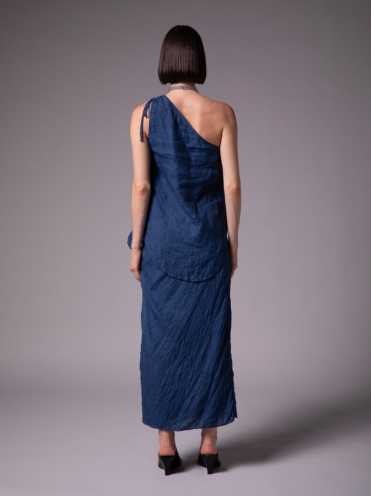 Blusa de un solo hombro con jaretas en lino crinkelado