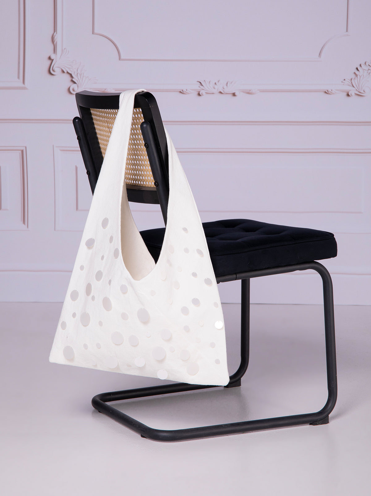 Bolsa origami con aplicaciones de lentejuela en lino