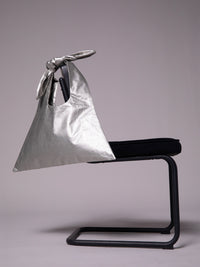 Bolsa con nudo en lino metálico