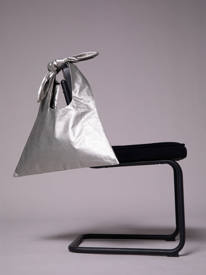 Bolsa con nudo en lino metálico