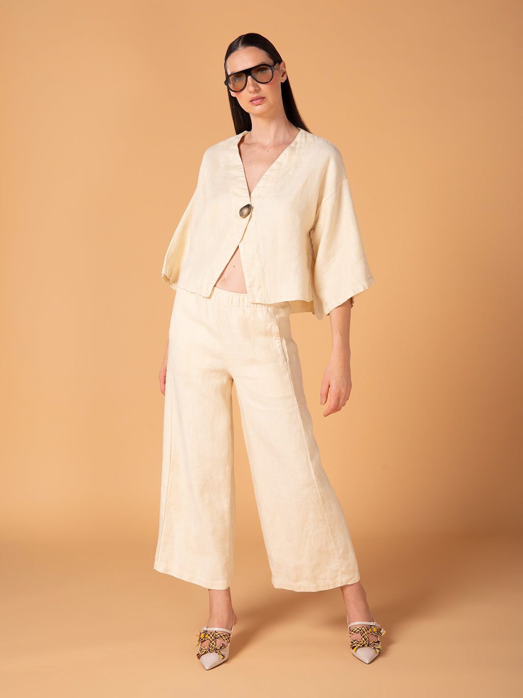 Short cover-up with wide sleeves in linen