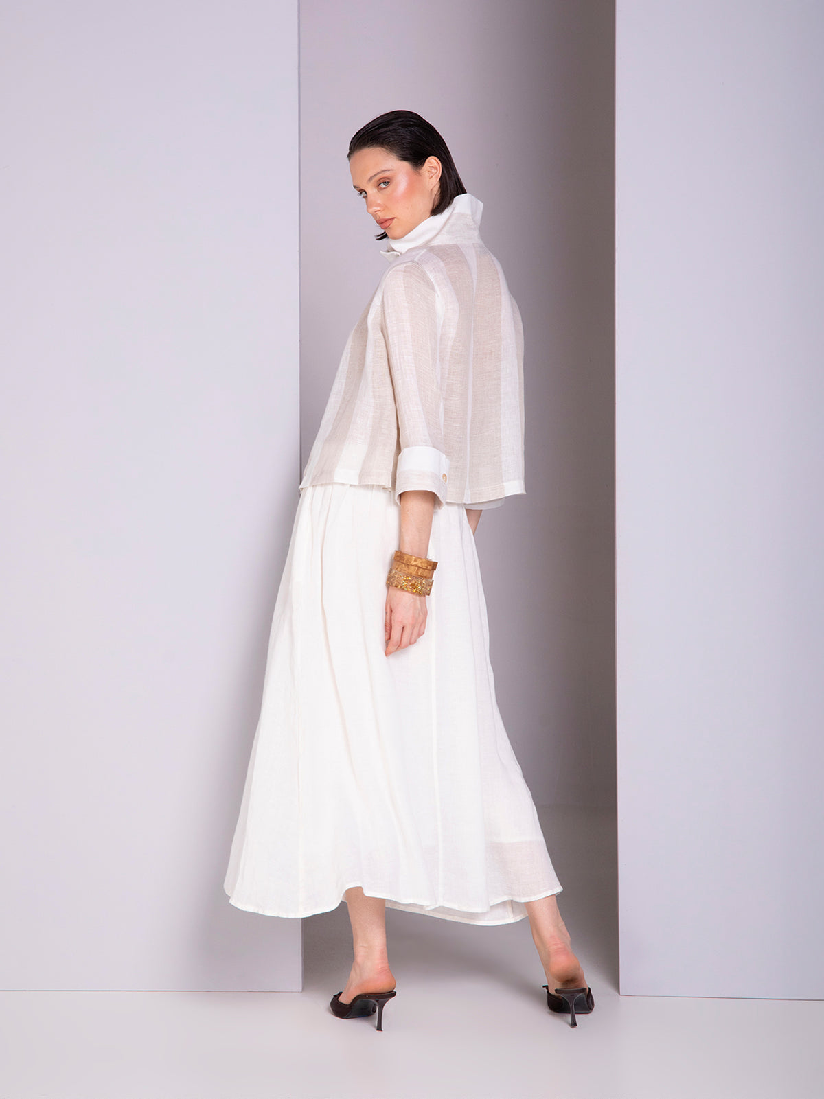 Saco corto con cruce amplio en lino