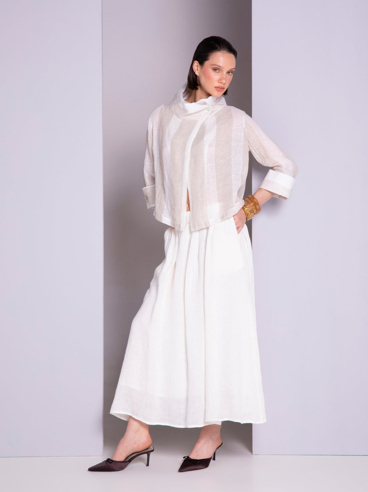 Saco corto con cruce amplio en lino