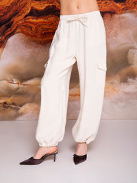 Pantalón cargo con jaretas en lino