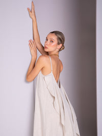 Vestido con escarola en espalda en lino