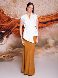 Chaleco con pico delantero y jaretas en lino