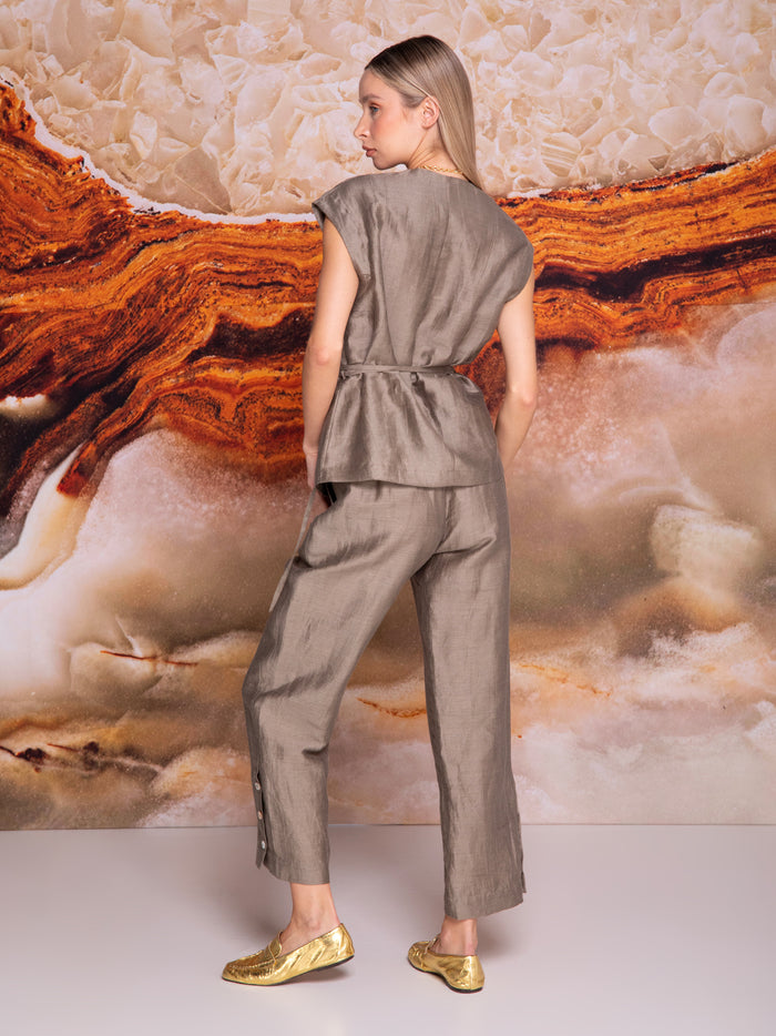 Chaleco con pico delantero y jaretas en lino